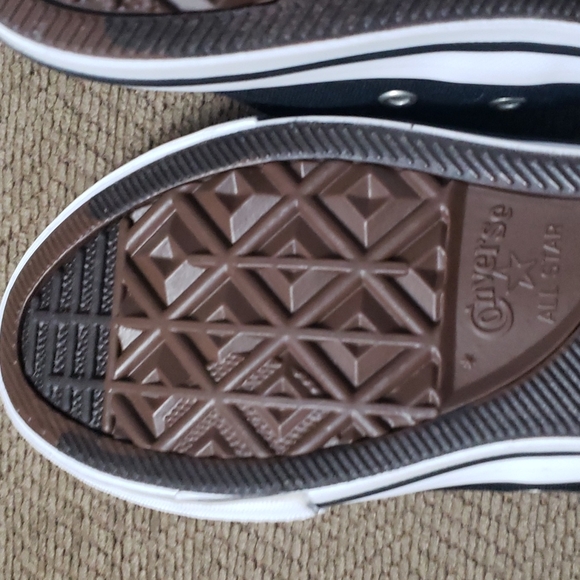 Converse Youth size 3 with multiple colored tongue - Picture 8 of 9